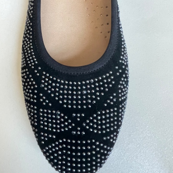 Neiman Marcus Women’s Shoe …Black with round studs - Picture 2 of 5